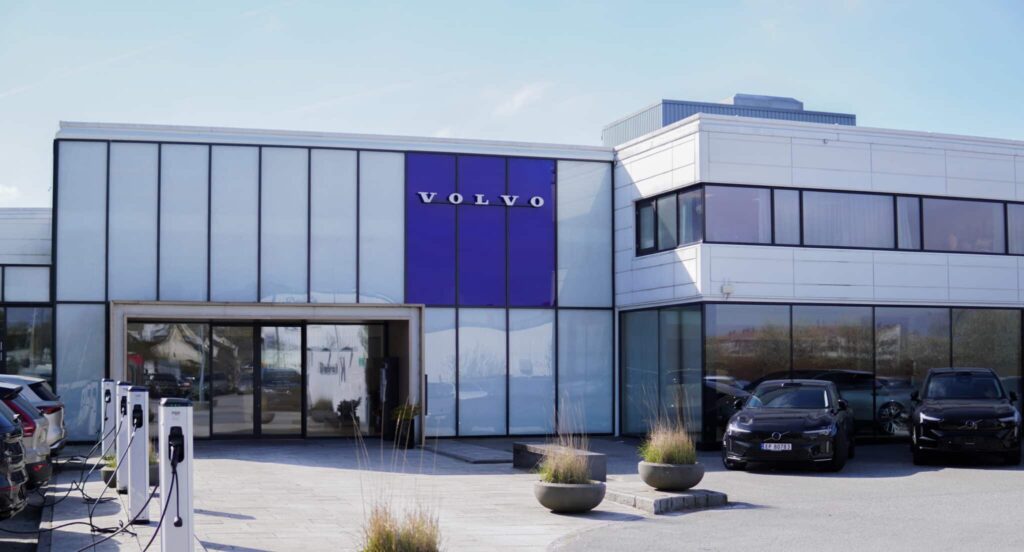 Kverneland Bil Volvo-forhandler med ladestasjoner foran bygget