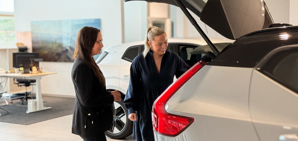 Kunde og bilrådgiver ved bil hos Kverneland Bil – se våre aktuelle kampanjer