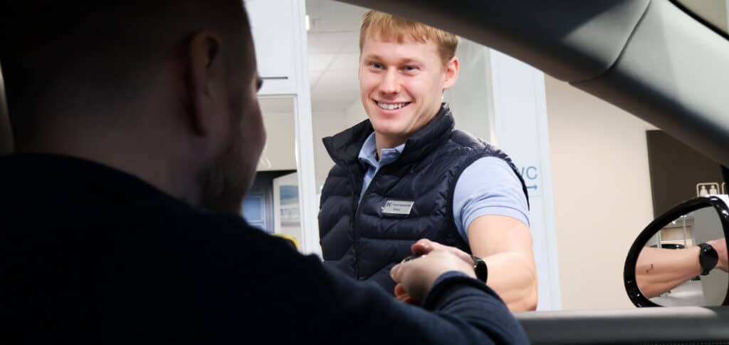 Vennlig bilrådgiver hos Kverneland Bil klar til å hjelpe deg med prøvekjøring