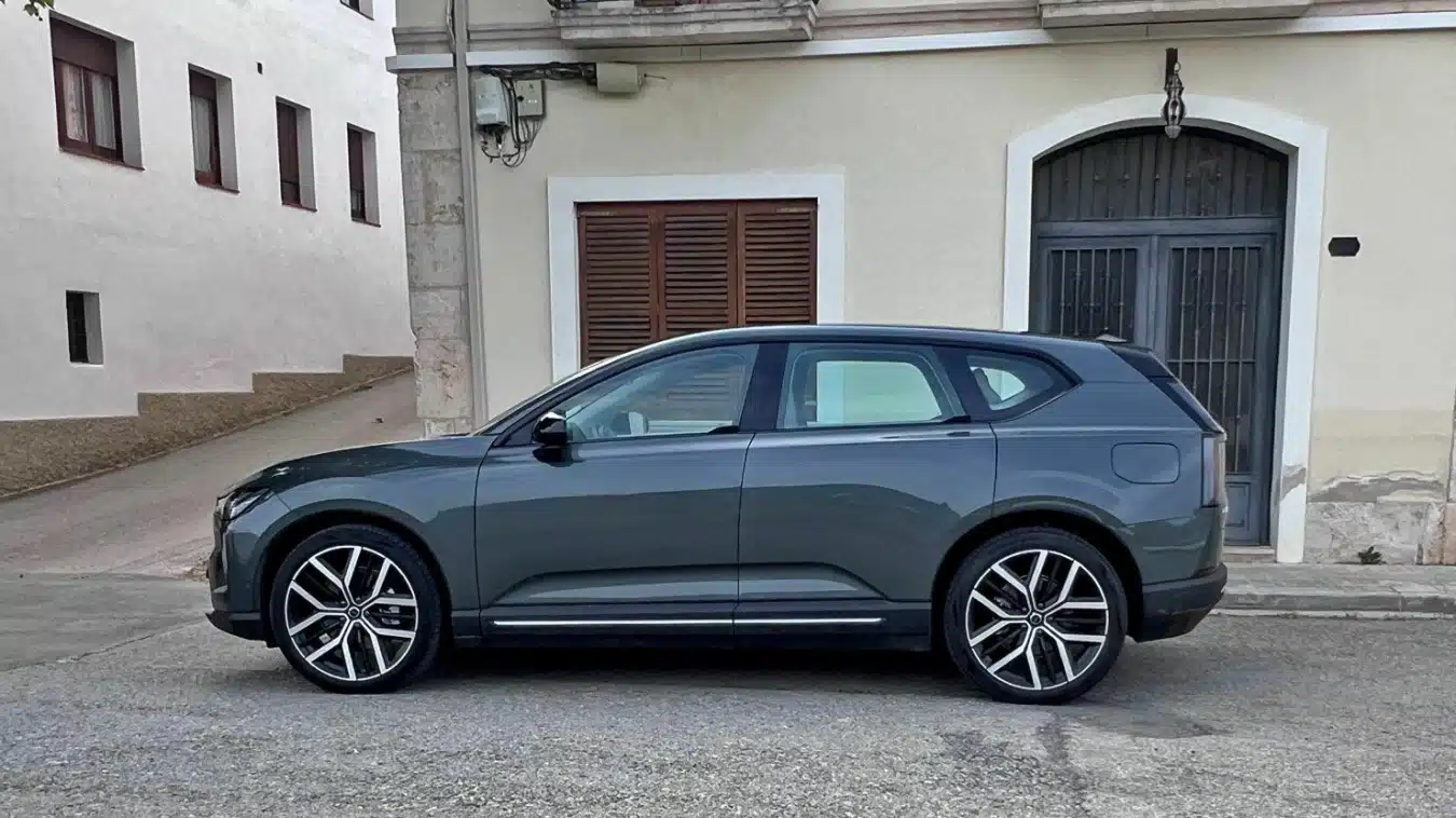 DESIGN: Ja, du ser at dette er en Volvo. Men samtidig har de tattt flere designgrep som gjør at EX60 helt tydelig er en ny bil. Foto: Broom