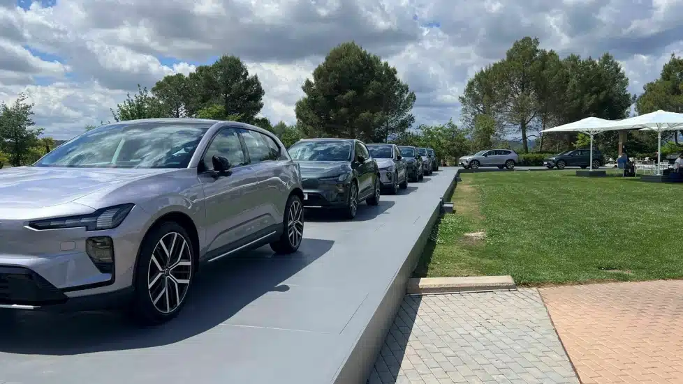 I SPANIA: Bilene står klare utenfor Volvos eventsted, hit har presse fra hele verden kommet for første prøvekjøring av EX60. Foto: Broom