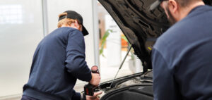 Volvo-mekanikere utfører servicearbeid i motorrommet på bil