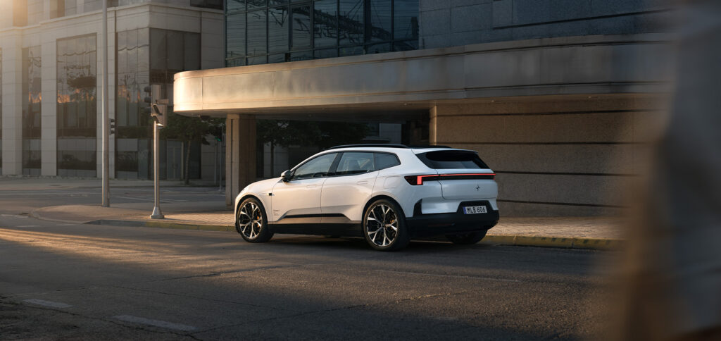 Hvit Polestar 4 SUV parkert i moderne bymiljø