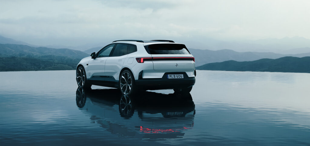 Hvit Polestar 4 SUV sett bakfra i et åpent fjellandskap